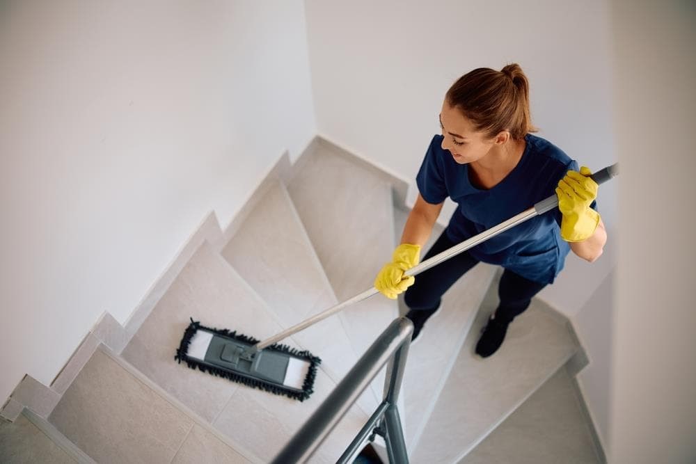 Ergonomía en la limpieza: mejores prácticas para la salud de los trabajadores